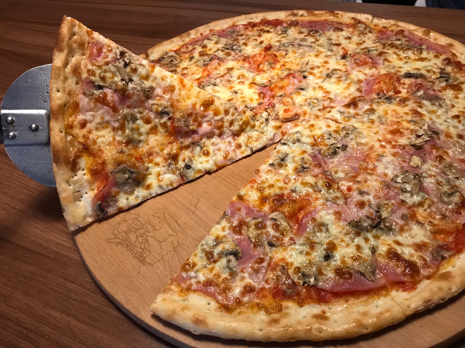 7. Pizza Carolina 33cm